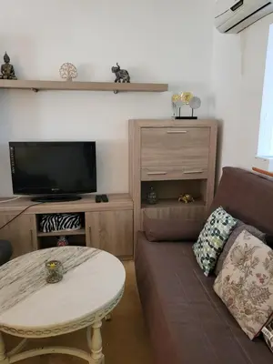 Una televisión o centro de entretenimiento en LUJOSO ADOSADO de TRES HABITACIONES en VERA PLAYA A 200 METROS DEL MAR