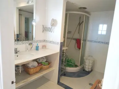 Un baño de Spacious house in Roquetas de Mar, 140 m², shared pool