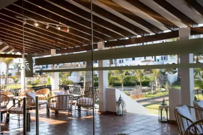 Un restaurante o sitio para comer en Jardines de la Mata Boutique Beach