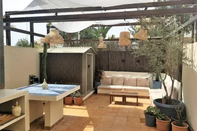 Un balcón o terraza de Chill out ground floor apartm +private garden+WIFI