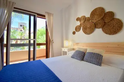 Cama o camas de una habitación en Bahia Marinas - Tu hogar con jardín privado!