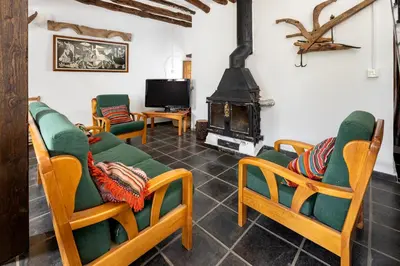 Una televisión o centro de entretenimiento en Casa rural El Fuerte de Atabuey