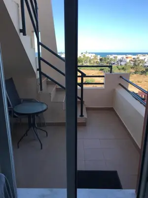 Un balcón o terraza de Atico con piscina privada y vistas al mar