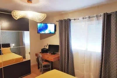 Una televisión o centro de entretenimiento en ¡ VAMOS A LA PLAYA 2 !