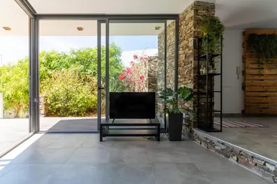 Una televisión o centro de entretenimiento en Magnífica casa con encanto en Agua Amarga