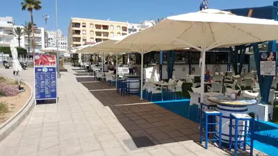 Un restaurante o sitio para comer en Homes of Spain, Al Andalus Residencial L Apartamento primera planta, WIFI