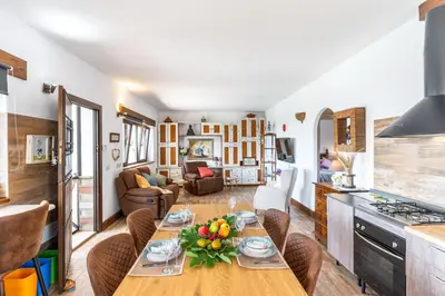 Una cocina o zona de cocina en Villa for 4 with feature pool & great reviews