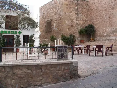 Un restaurante o sitio para comer en Boutique Hostal 