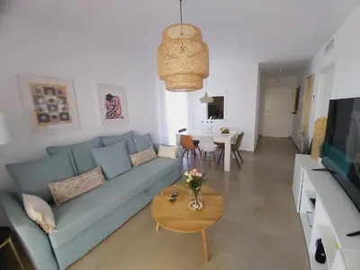 Una televisión o centro de entretenimiento en MAR & SAL Roquetas de Mar playa de las Salinas