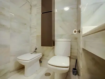 Un baño de Beachside Apartment with Pool