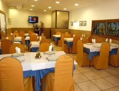 Un restaurante o sitio para comer en Pensión sol y playa