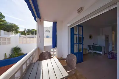 Un balcón o terraza de Estudio Tres Pinos. Piscina, Junto al mar