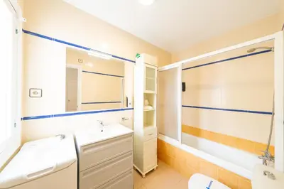 Un baño de Estudio Tres Pinos. Piscina, Junto al mar