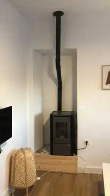 Una televisión o centro de entretenimiento en Damajuana ll