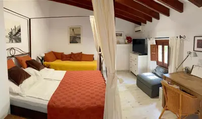 Cama o camas de una habitación en Dachterrassenzimmer in romantischem Landhaus mit Pool