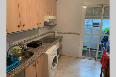 Una cocina o zona de cocina en Apartamento 3 dormitorios en la playa de Almeria.