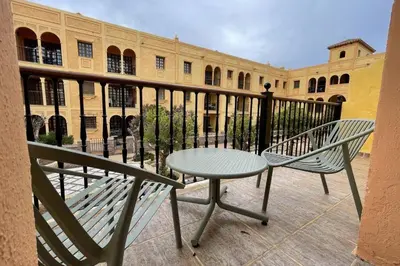 Un balcón o terraza de ELEGANTE DÚPLEX EN DESERT SPRINGS GOLF RESORT