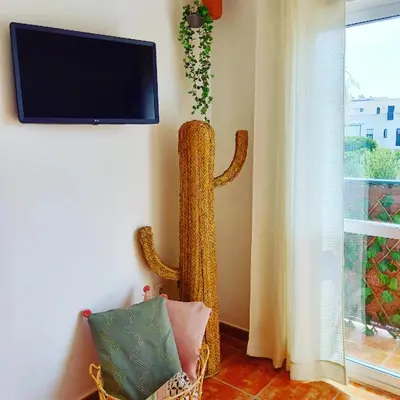 Una televisión o centro de entretenimiento en Agua Amarga Design