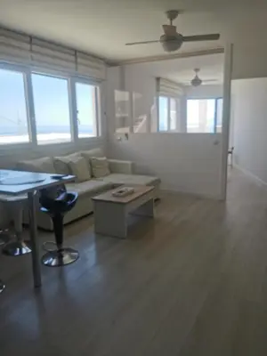 Zona de estar de Piso de lujo en la playa de un pueblo de Granada con piscina infiniti, yacuzzi en la piscina, tumbonas privadas y mucho más