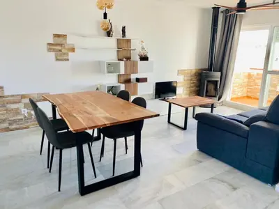 Zona de estar de Encantador ático con chimenea y piscina en Almería