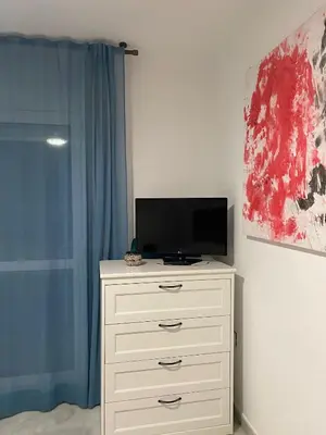 Una televisión o centro de entretenimiento en Encantador ático con chimenea y piscina en Almería