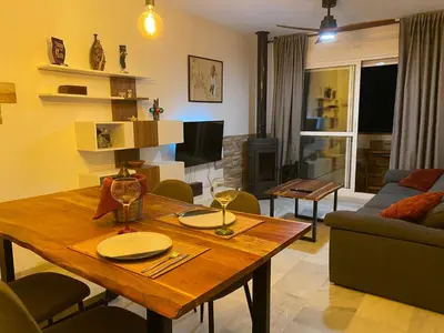 Una televisión o centro de entretenimiento en Encantador ático con chimenea y piscina en Almería