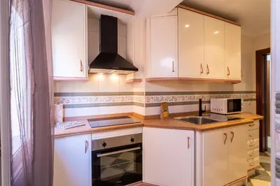 Una cocina o zona de cocina en TrendyHomes El Puerto de Almería, próximo Playa y Centro,3 HAB, Espacioso, Familias, Wifi