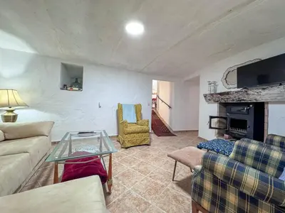 Una televisión o centro de entretenimiento en Casa cueva rural Vico, ideal grandes grupos