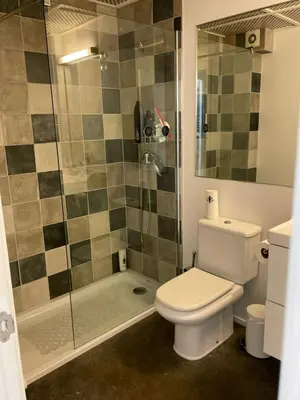 Un baño de PARADISE