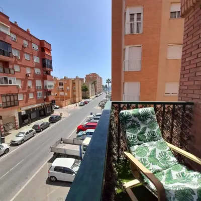 Un balcón o terraza de APARTAMENTO ZAPILLO ALMERIA 100 METROS DE LA PLAYA
