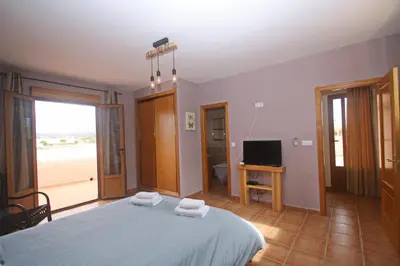 Una televisión o centro de entretenimiento en Casa rural Villa Aljambra