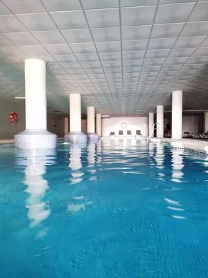 Piscina en o cerca de Sybarix Apartment: Precioso apartamento con vistas al golf y el mar