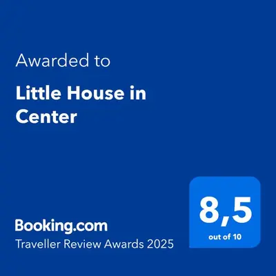Certificado, premio, señal o documento que está expuesto en Little House in Center