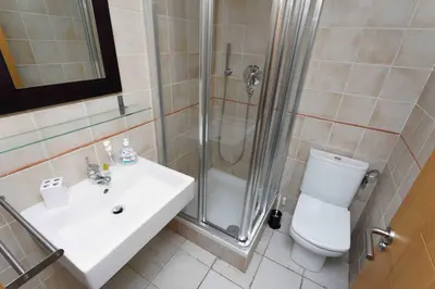 Un baño de SPECTACULAR APRT. IN FRONT OF THE SEA