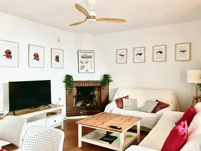 Una televisión o centro de entretenimiento en La Paloma, Chalet a pie de playa