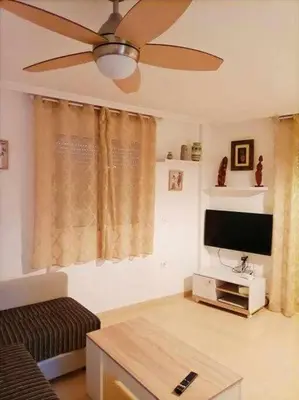Una televisión o centro de entretenimiento en La Glorieta-Apartamento céntrico con vista al mar