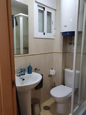 Un baño de ¡Bajo precioso con salida directa a la piscina comunitaria en Paraíso de Vera!