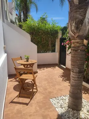Un patio o zona al aire libre en ¡Bajo precioso con salida directa a la piscina comunitaria en Paraíso de Vera!