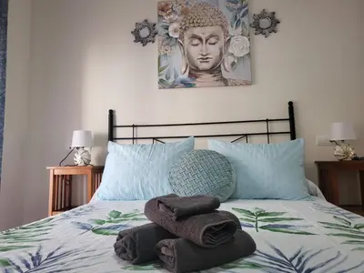 Cama o camas de una habitación en Bajo de esencia relajante con piscina privada y patio!
