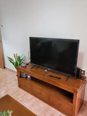 Una televisión o centro de entretenimiento en Bajo de esencia relajante con piscina privada y patio!