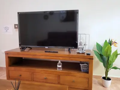 Una televisión o centro de entretenimiento en Bajo de esencia relajante con piscina privada y patio!
