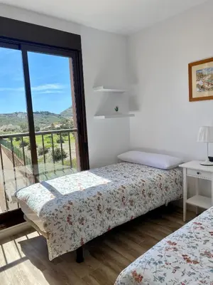 Cama o camas de una habitación en Precioso ático con vistas al mar y la montaña