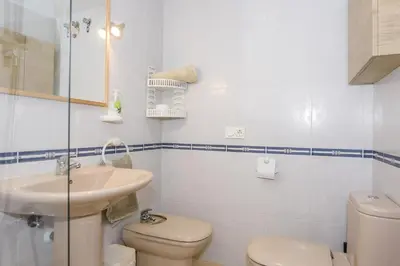 Un baño de Un Paso del Mar Apartment