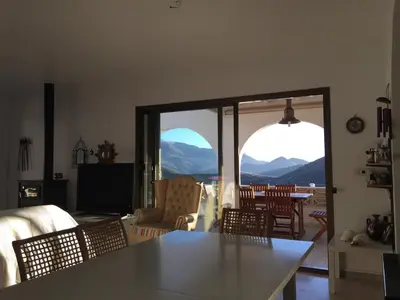 Vista general de una montaña o vista desde la casa o chalet