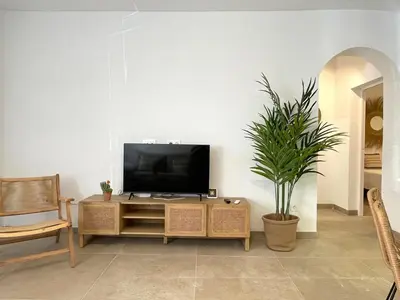 Una televisión o centro de entretenimiento en Lux&Cool Paseo Marítimo San José