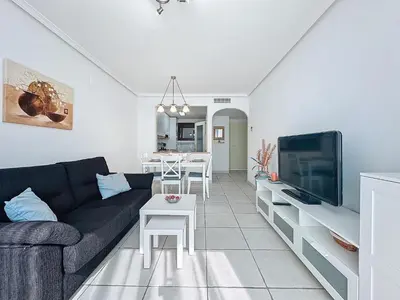 Una televisión o centro de entretenimiento en Vive Vera Rentals - Ático en 1º línea con vistas al mar