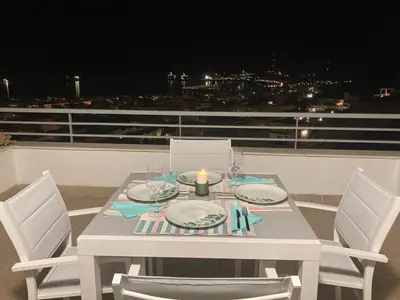 Un balcón o terraza de Ático con Espectaculares Vistas al Mar