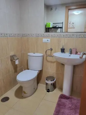 Un baño de ¡Bajo extraordinario con vistas a la piscina y terraza!
