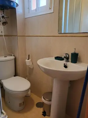 Un baño de ¡Bajo extraordinario con vistas a la piscina y terraza!