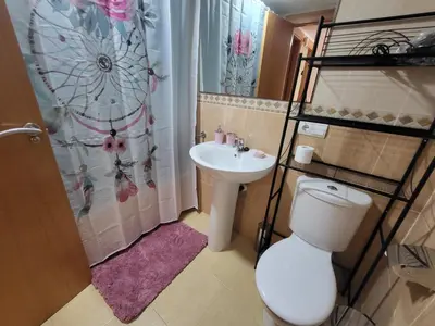 Un baño de ¡Bajo con terraza y patio con vistas a la piscina comunitaria!